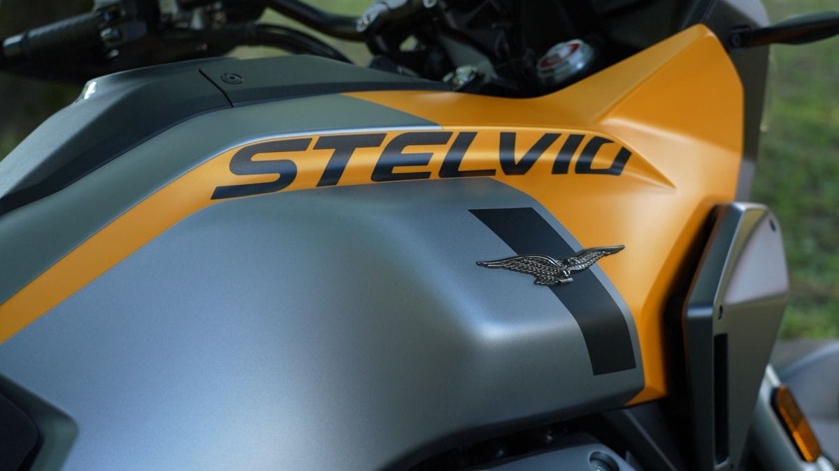 Test a Testa #9 - Moto Guzzi Stelvio vs Moto Guzzi V85 Strada: sfida in famiglia!